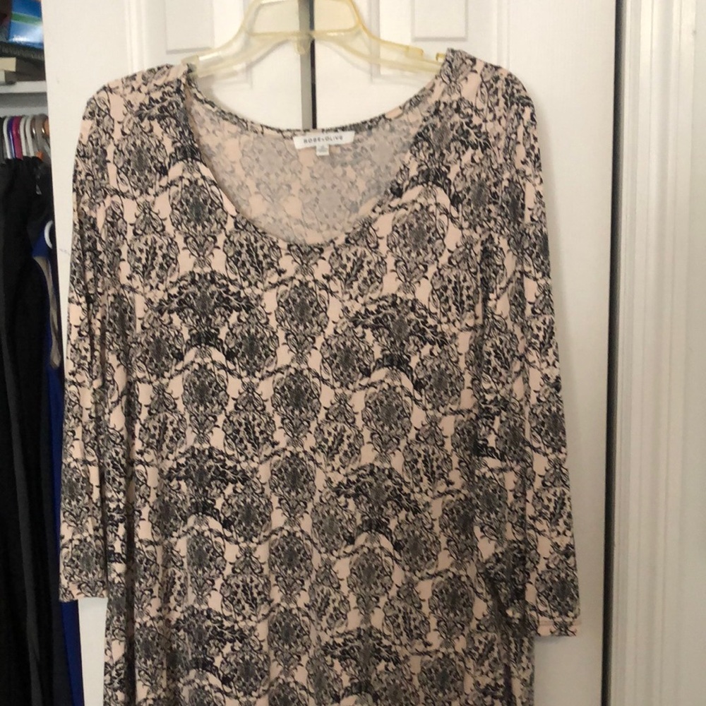 Rose + Olive top. Excellent condition.  Size 1X.  Black lace around bottom.